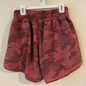 Lululemon Tracker Short 5” Pink Camo Size 8